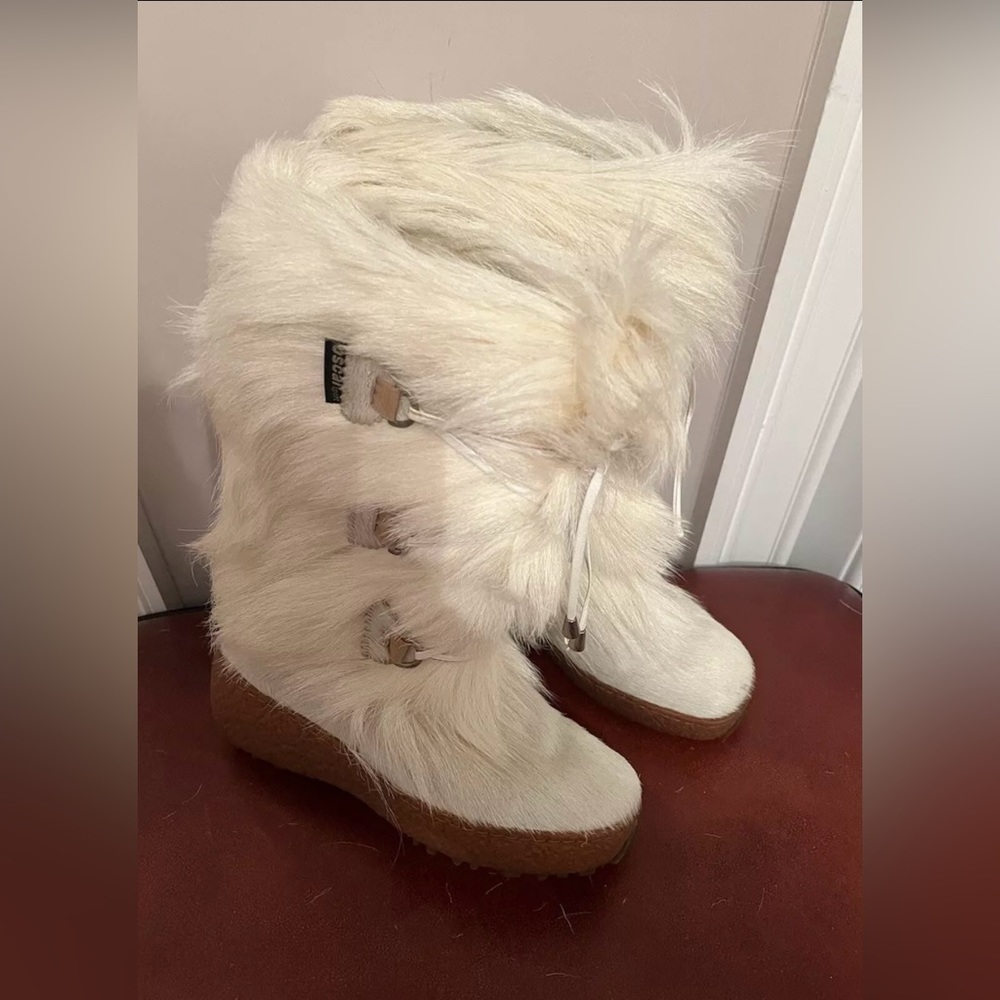 Oscar Sport Apres Ski White Fur Giada Boots, Used twice. Great Condition. Size 9